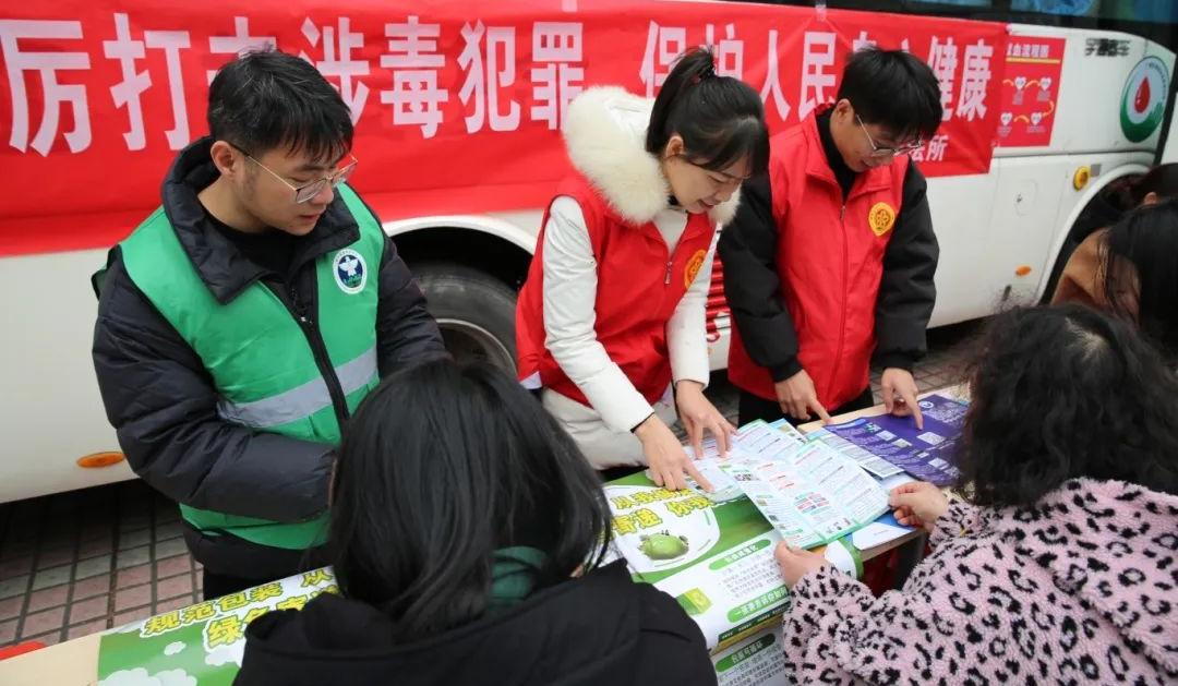 广西各市邮政管理局积极开展学雷锋志愿...